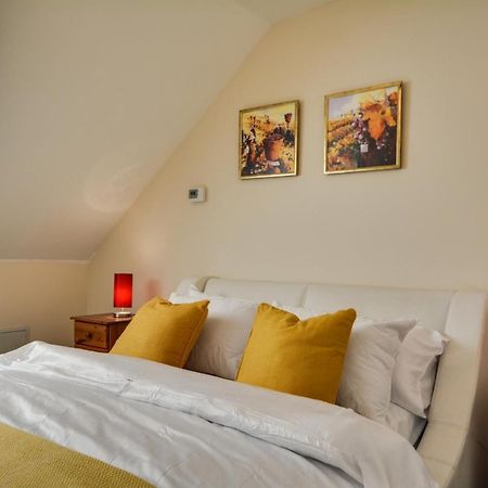Three Bedroom House In Runcorn By The Lake With Parking By Neofinixdotcom Экстерьер фото