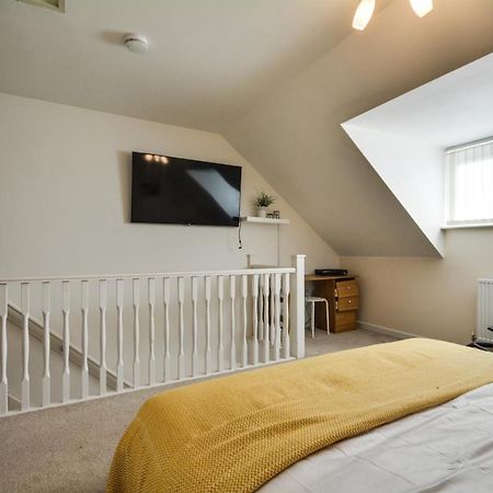 Three Bedroom House In Runcorn By The Lake With Parking By Neofinixdotcom Экстерьер фото