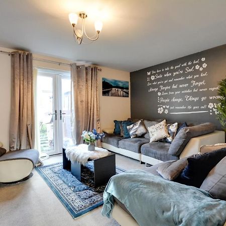Three Bedroom House In Runcorn By The Lake With Parking By Neofinixdotcom Экстерьер фото