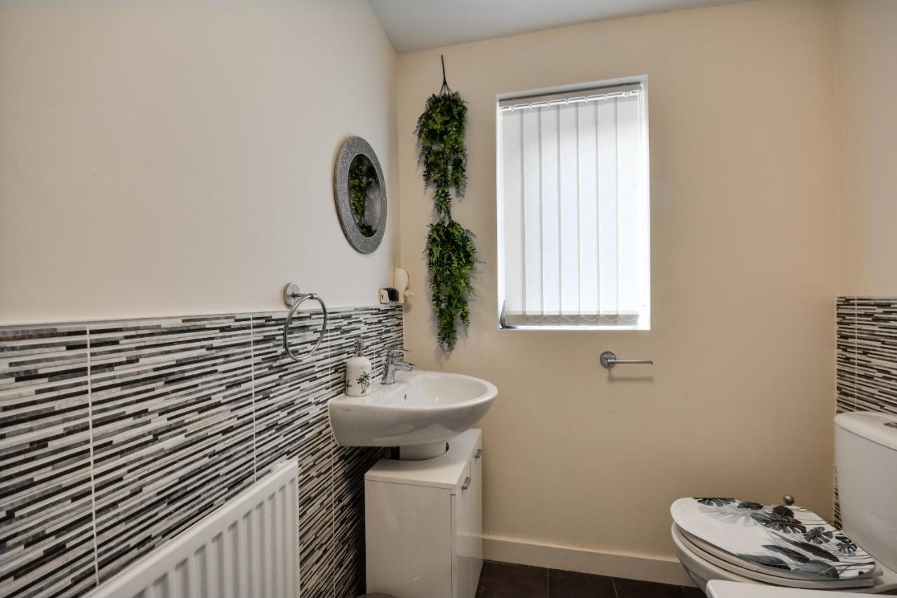 Three Bedroom House In Runcorn By The Lake With Parking By Neofinixdotcom Экстерьер фото