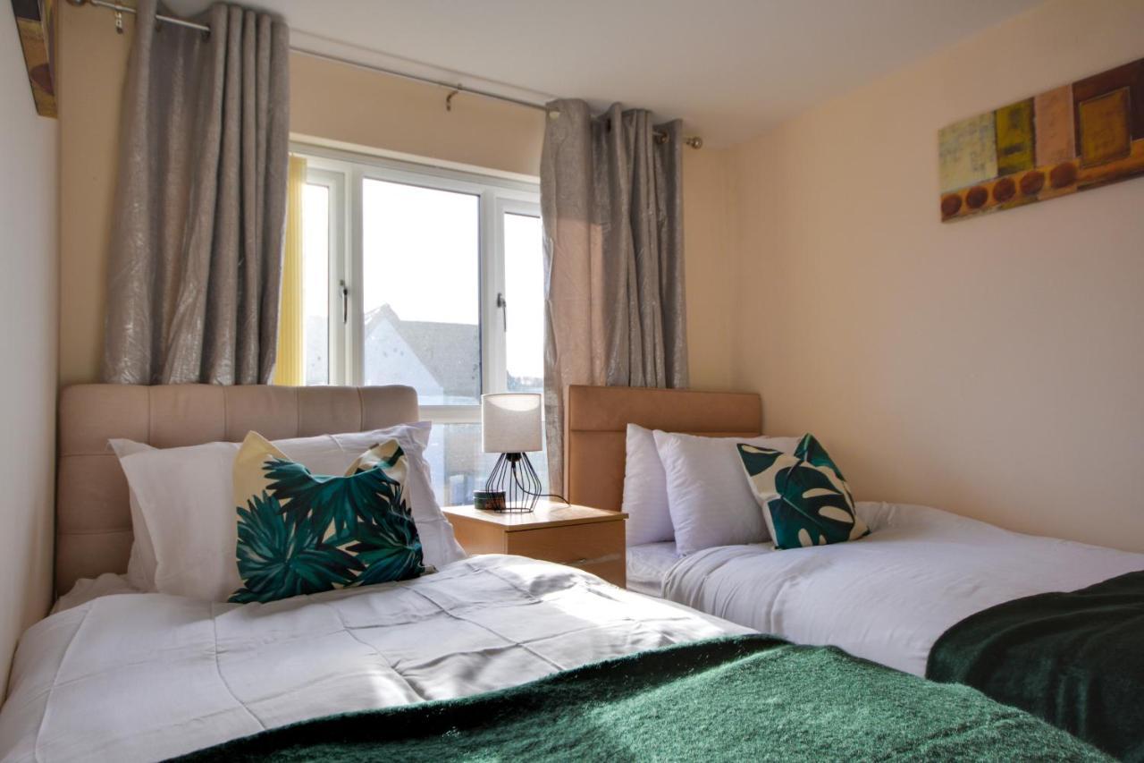 Three Bedroom House In Runcorn By The Lake With Parking By Neofinixdotcom Экстерьер фото