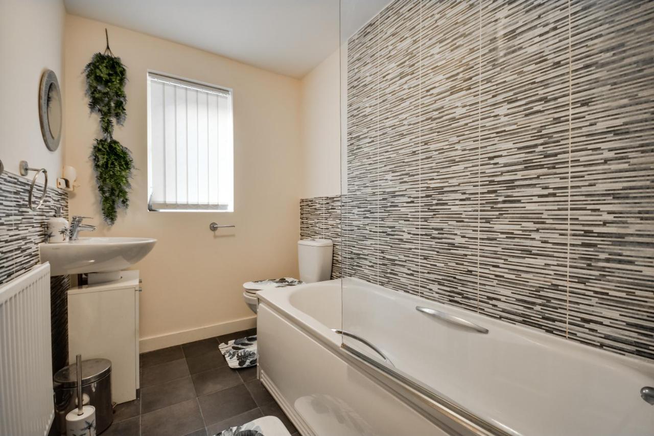 Three Bedroom House In Runcorn By The Lake With Parking By Neofinixdotcom Экстерьер фото